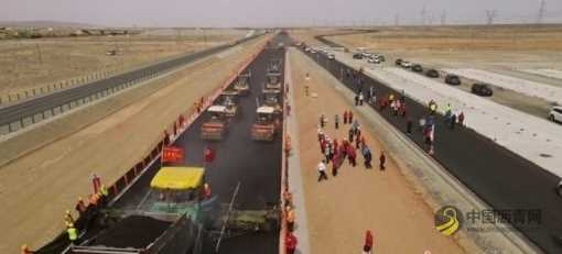 路桥三公司七瓜一标顺利完成石墨烯复合橡胶改性沥青上面层试验段铺筑 沥青网，sinoasphalt.com