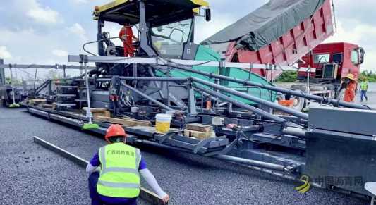 福马组合助力钦北2-2分部完成主线沥青上面层摊铺工作 沥青网，sinoasphalt.com