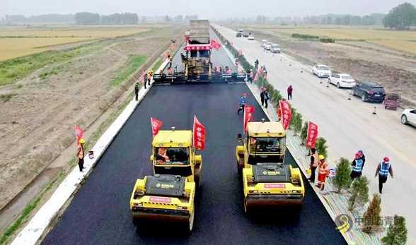 中铁十局承建河南上罗高速工程沥青试验段率先在全线顺利铺筑 沥青网，sinoasphalt.com